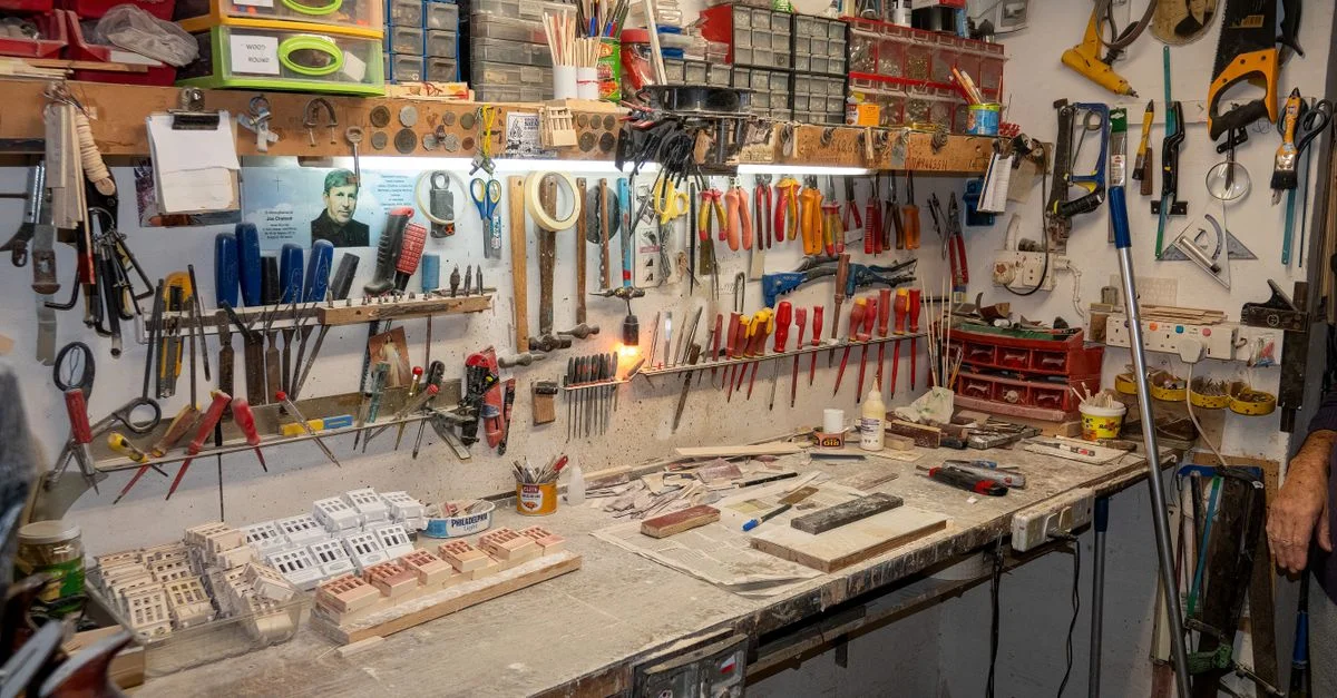 Un atelier bien organisé à Malte présentant divers outils et fournitures en exposition.